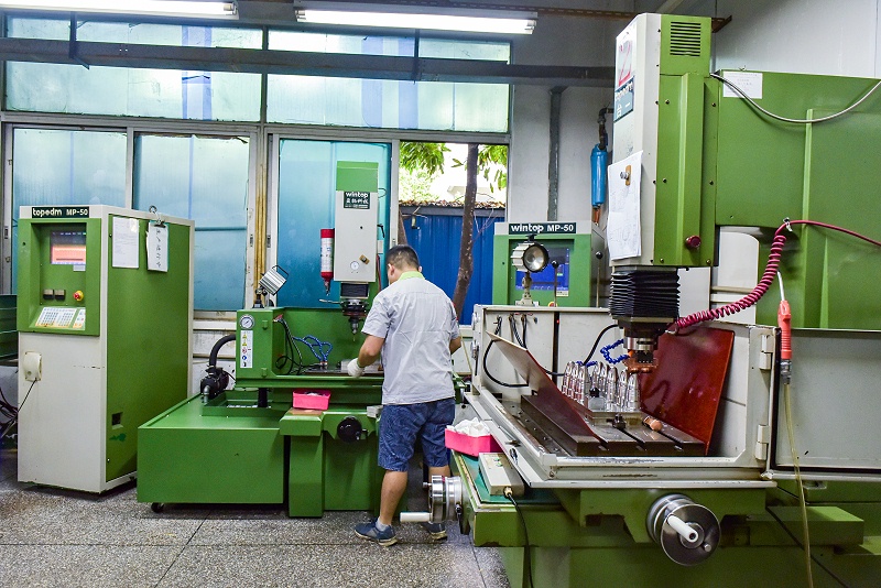 注塑加工公司模具車(chē)間